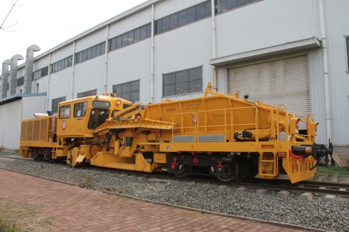<b>[时瑞达“智”造]配砟整形车-大型铁路养路机械设备走出国门</b>